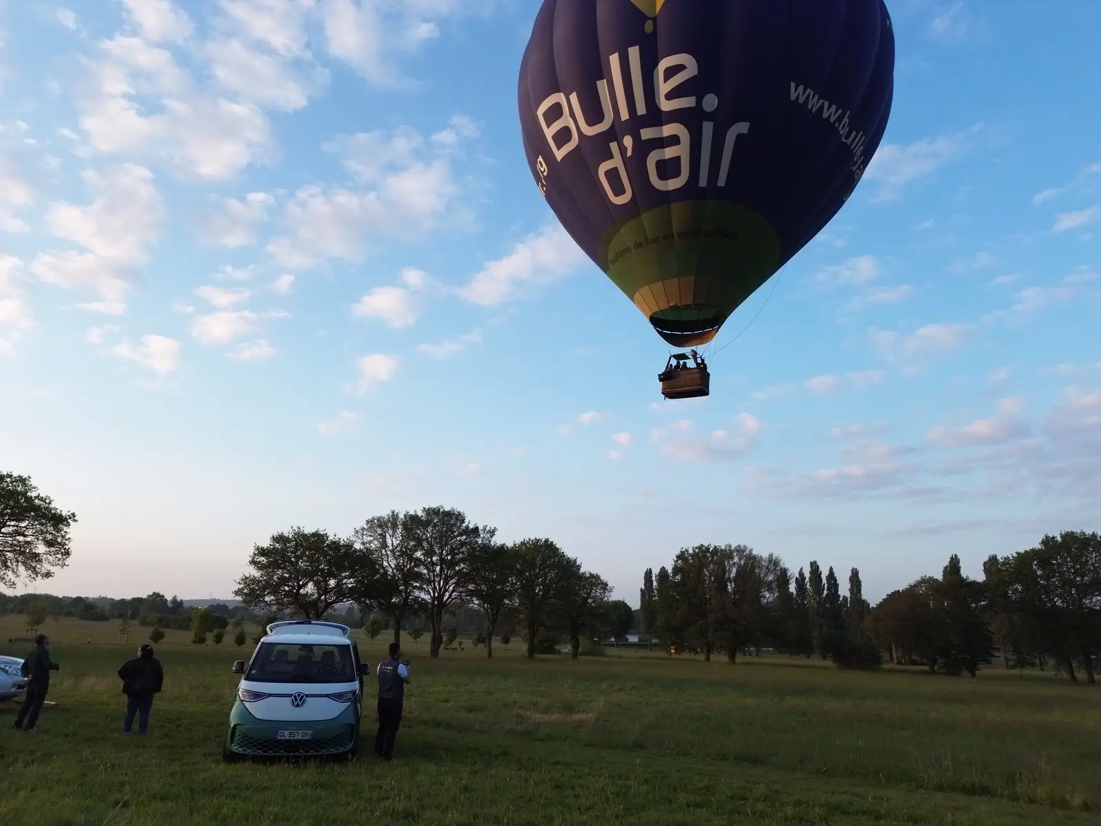 Gonflage de la montgolfière dans un champ au lever du soleil