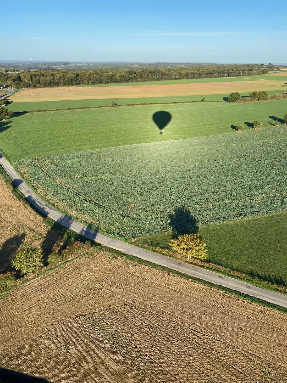 Ombre du ballon sur la campagne