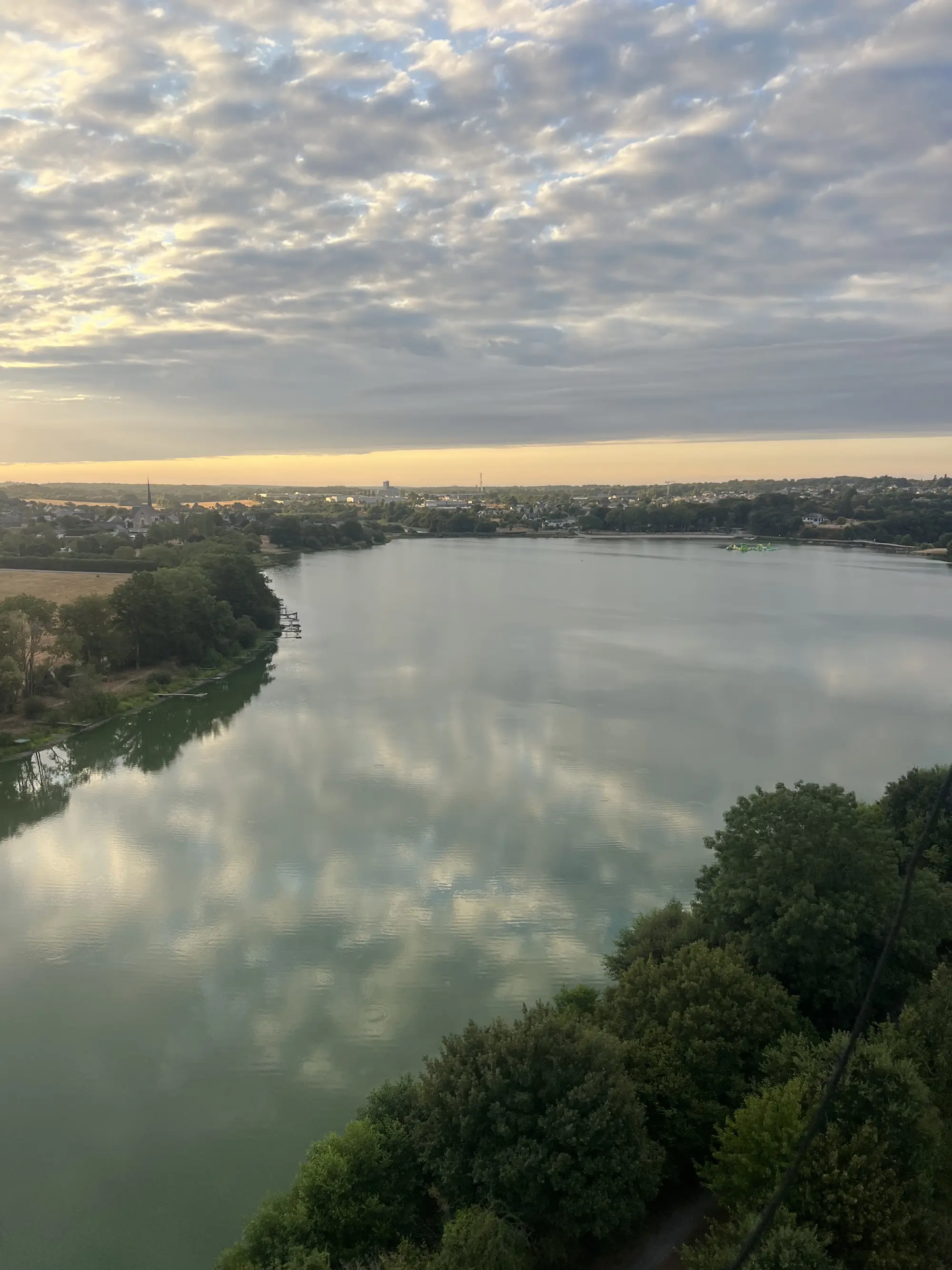 Vol : montgolfière au dessus de l’eau