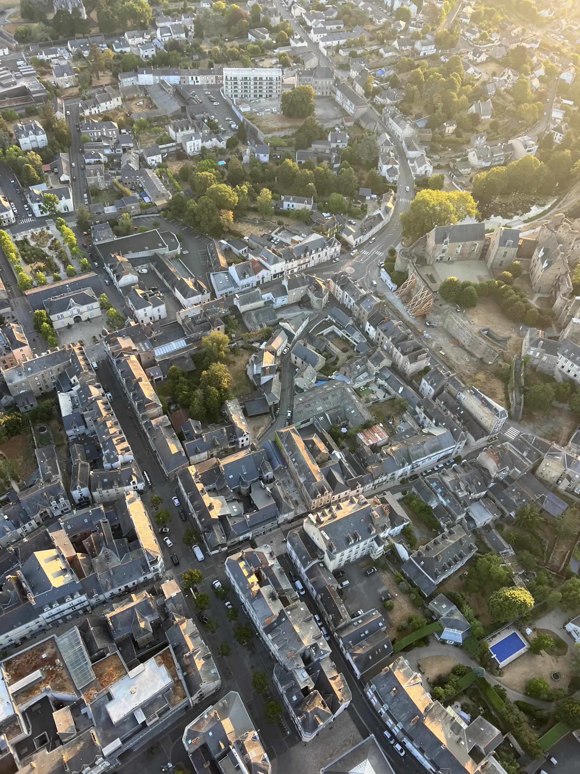 Vol : survol des champs de blé coupés