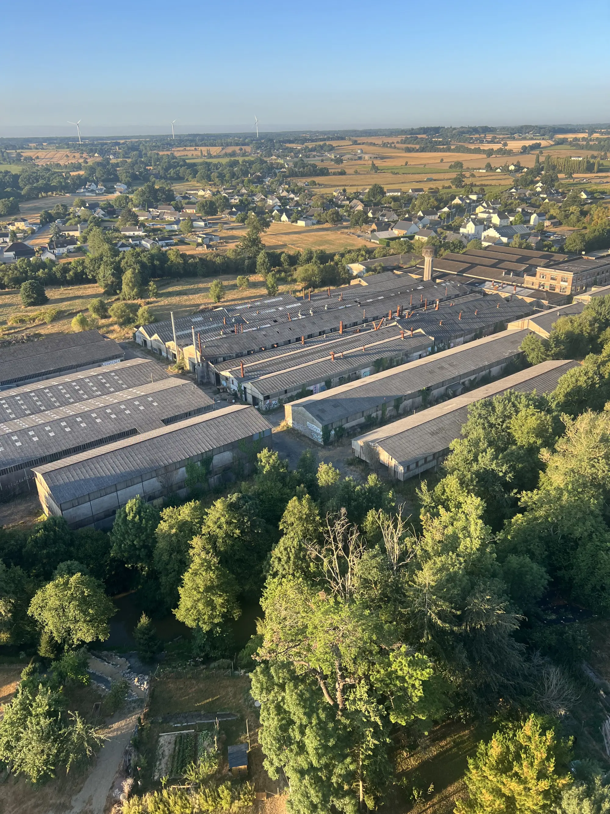 Photo du vol : alignement d’éolienne