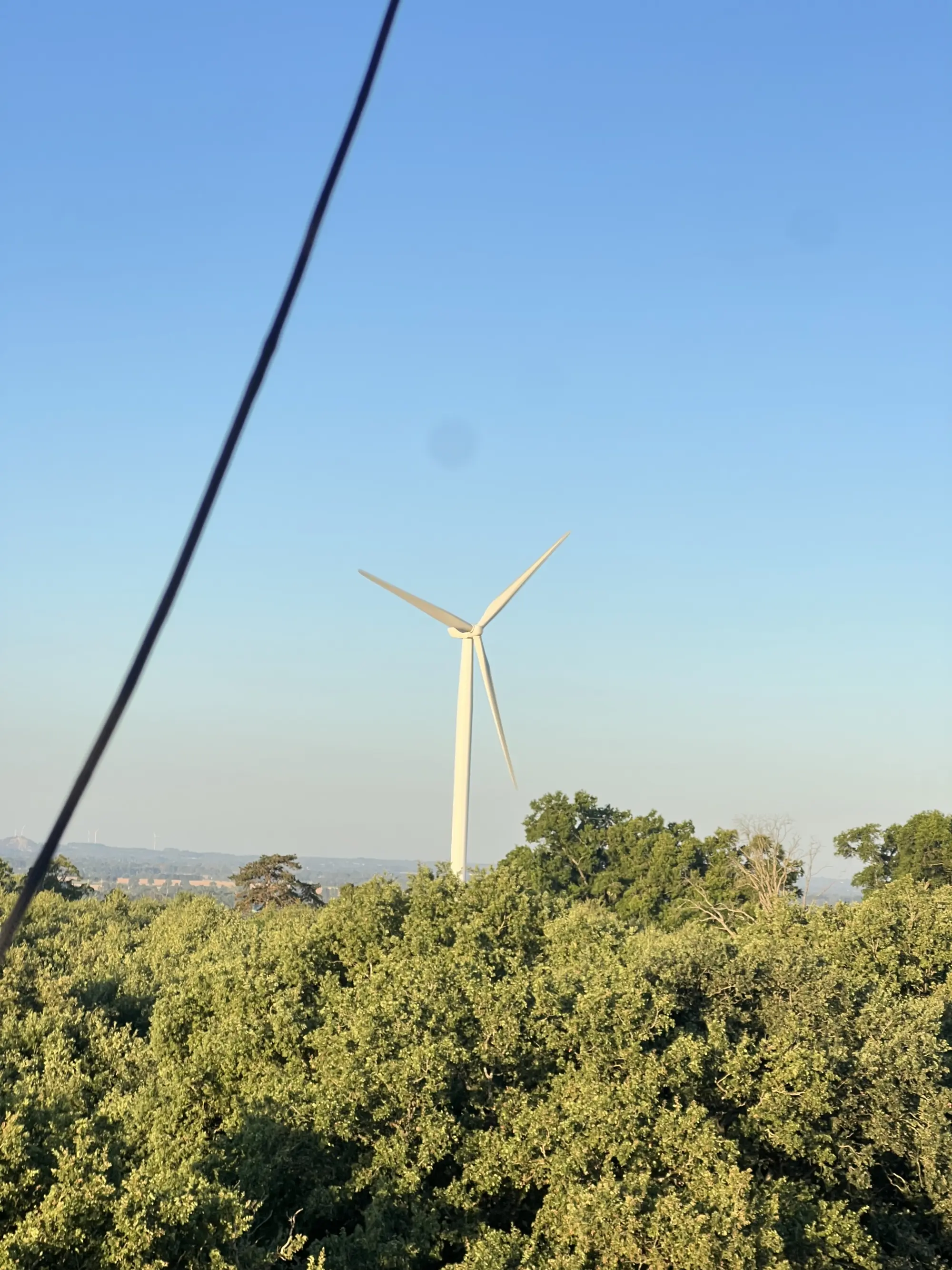 Photo du vol : alignement d’éolienne